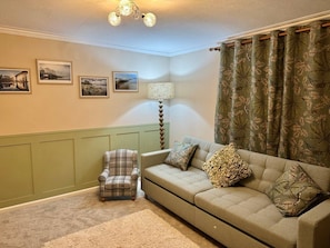 Living area - Stunning newly renovated cottage (Chelmondiston)