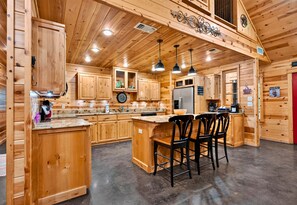 Coffee/tea maker, fridge, microwave, oven - Hot Tub, Fire Pit & Near Beavers Bend (Broken Bow)