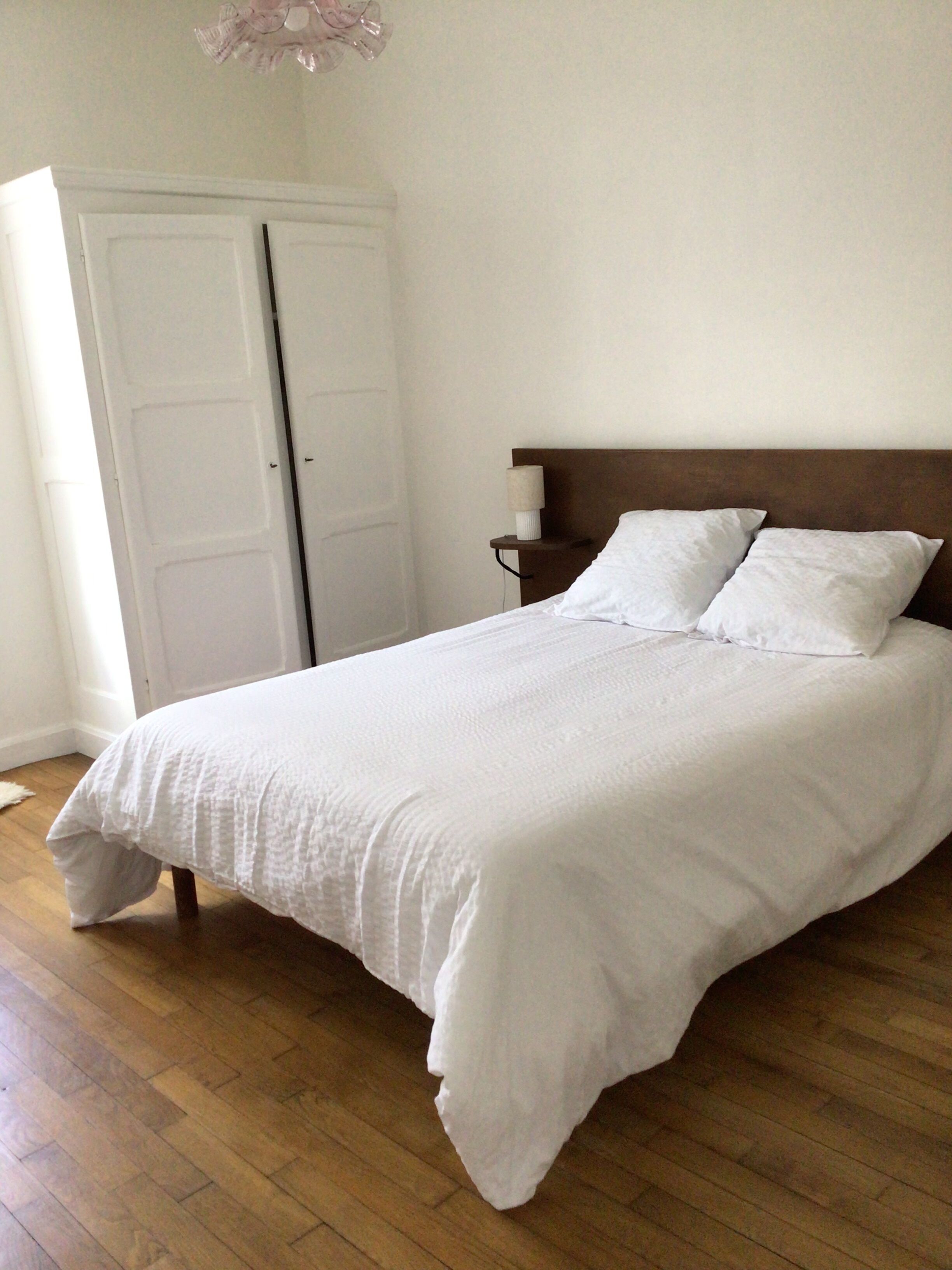 1 chambre, fer et planche à repasser, draps fournis