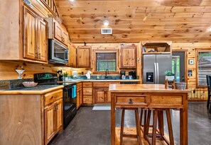 Coffee/tea maker, fridge, microwave, oven - Southern Beaver | Hot Tub, Playset, Forest Views (Broken Bow)