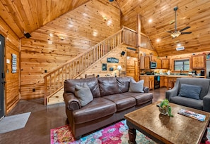 Smart TV, fireplace - Southern Beaver | Hot Tub, Playset, Forest Views (Broken Bow)