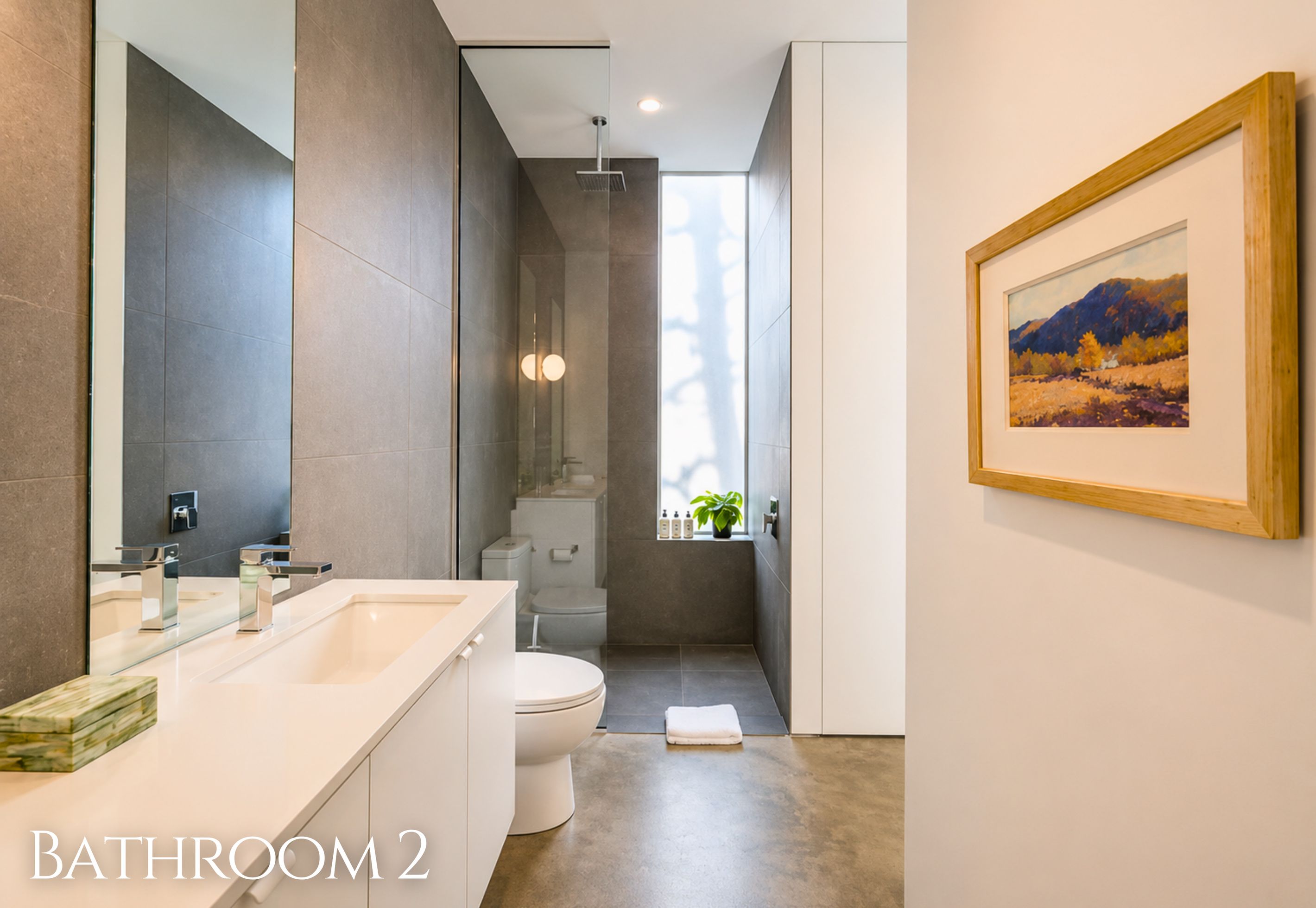 Ein modernes Badezimmer mit einem großen Spiegel, zwei Waschbecken, einer Toilette und einer Dusche.