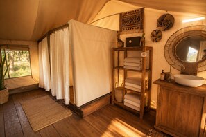 Serviettes fournies, savon, shampoing, papier toilette