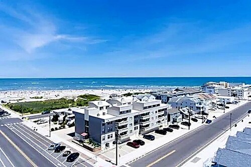 Steps to the Beach, 2-bedroom/2-bathroom Condo in North Wildwood