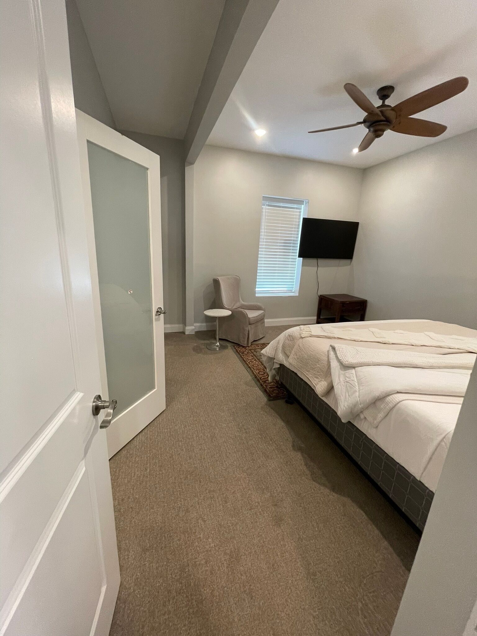 5 bedrooms, iron/ironing board, WiFi, bed sheets