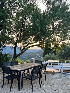 Outdoor dining - Vrbo Property (Saint-Blaise)