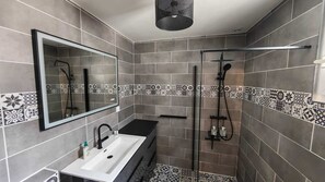 Shower, hair dryer, towels, soap - Vrbo Property (Orléans)