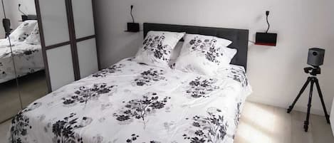 2 bedrooms, iron/ironing board, travel cot, free WiFi