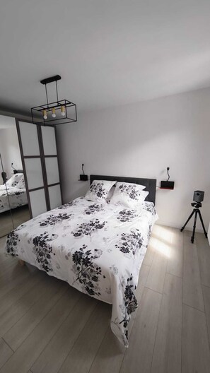 Silitysrauta/-lauta, Wi-Fi, vuodevaatteet