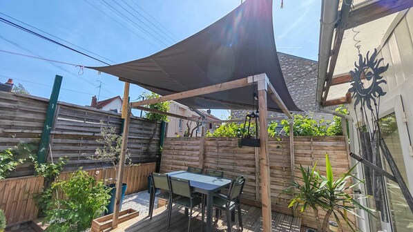 Outdoor dining - Vrbo Property (Orléans)