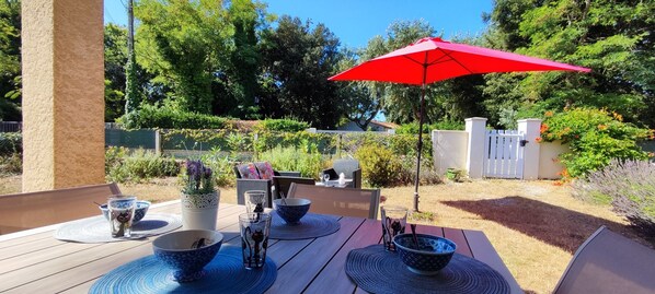 Outdoor dining - The Vacation Garden (Saint-Pierre-d'Oléron)