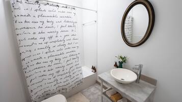 Sèche-cheveux, serviettes fournies, savon, papier toilette