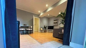 Um interior moderno com cozinha, sala de jantar e área de estar.
