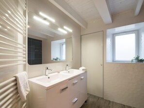 Apartment | Bathroom | Hair dryer - Pretty Stone Cottage Near Beach (Landeda)