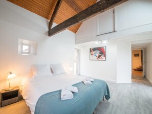 Apartment | 4 bedrooms, laptop workspace, iron/ironing board, bed sheets - Pretty Stone Cottage Near Beach (Landeda)