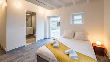 Apartment | 4 bedrooms, laptop workspace, iron/ironing board, bed sheets