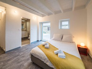 Apartment | 4 bedrooms, laptop workspace, iron/ironing board, bed sheets - Pretty Stone Cottage Near Beach (Landeda)