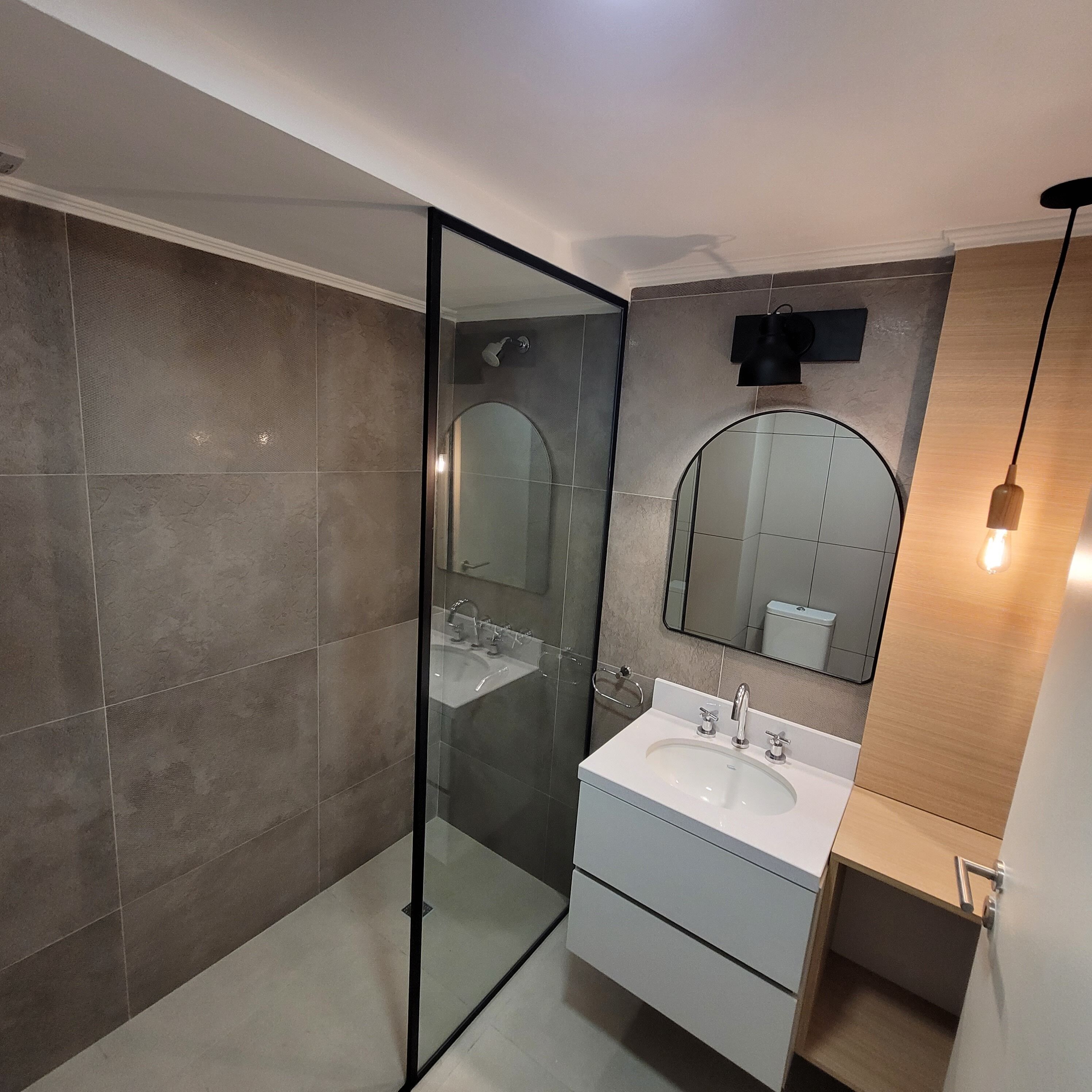 Sèche-cheveux, bidet, serviettes fournies, savon