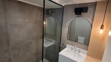 Sèche-cheveux, bidet, serviettes fournies, savon