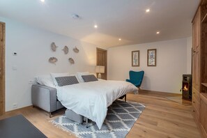 Tabla de planchar con plancha, wifi y ropa de cama 
