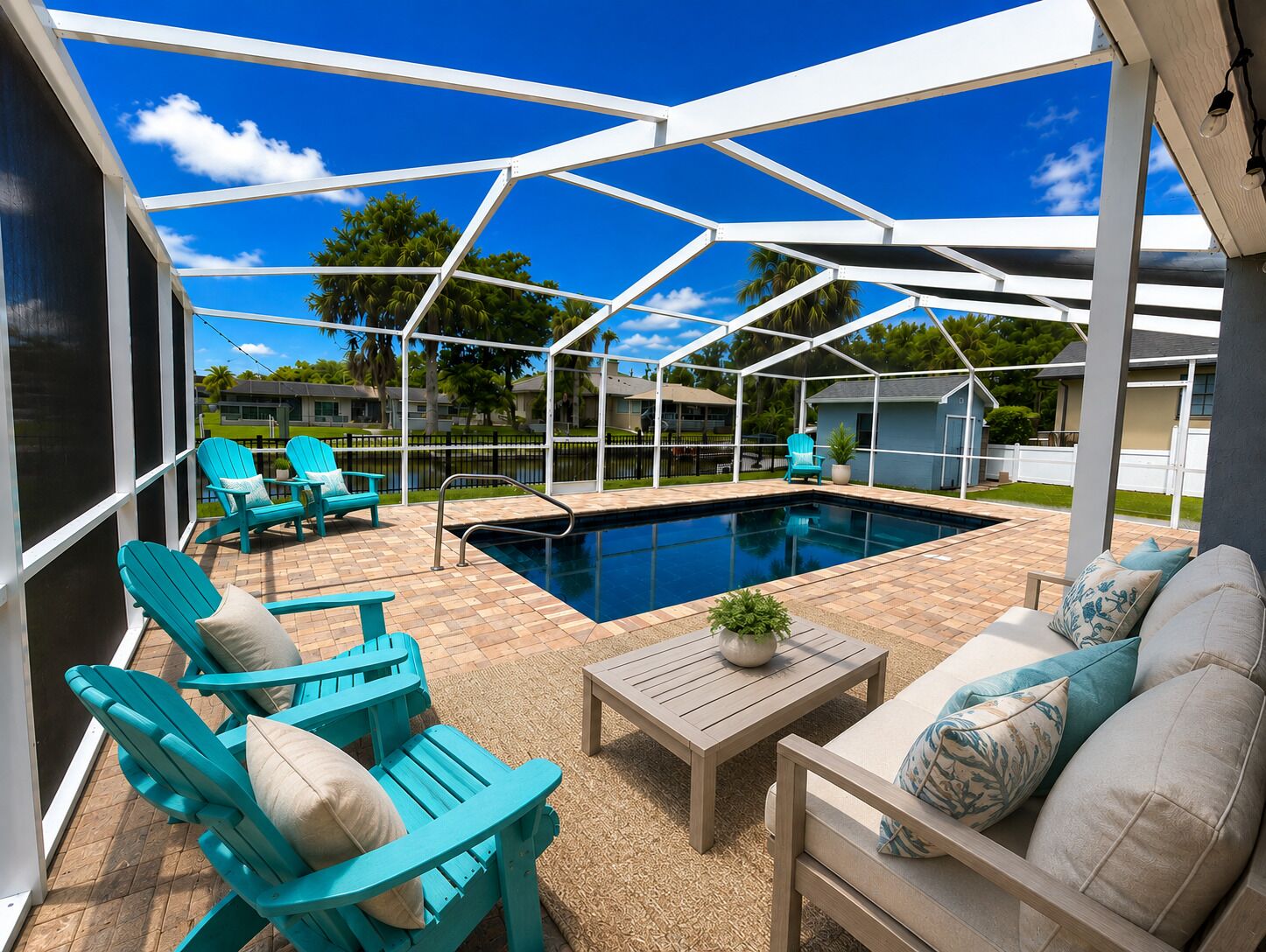 Un espacio exterior techado con piscina, asientos y vistas del barrio.