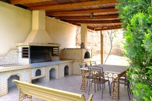 Outdoor dining - Villa Avra στο Πόρτο Ένια (Porto Ennia)