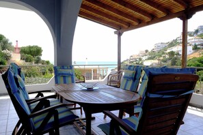 Outdoor dining - Villa Avra στο Πόρτο Ένια (Porto Ennia)