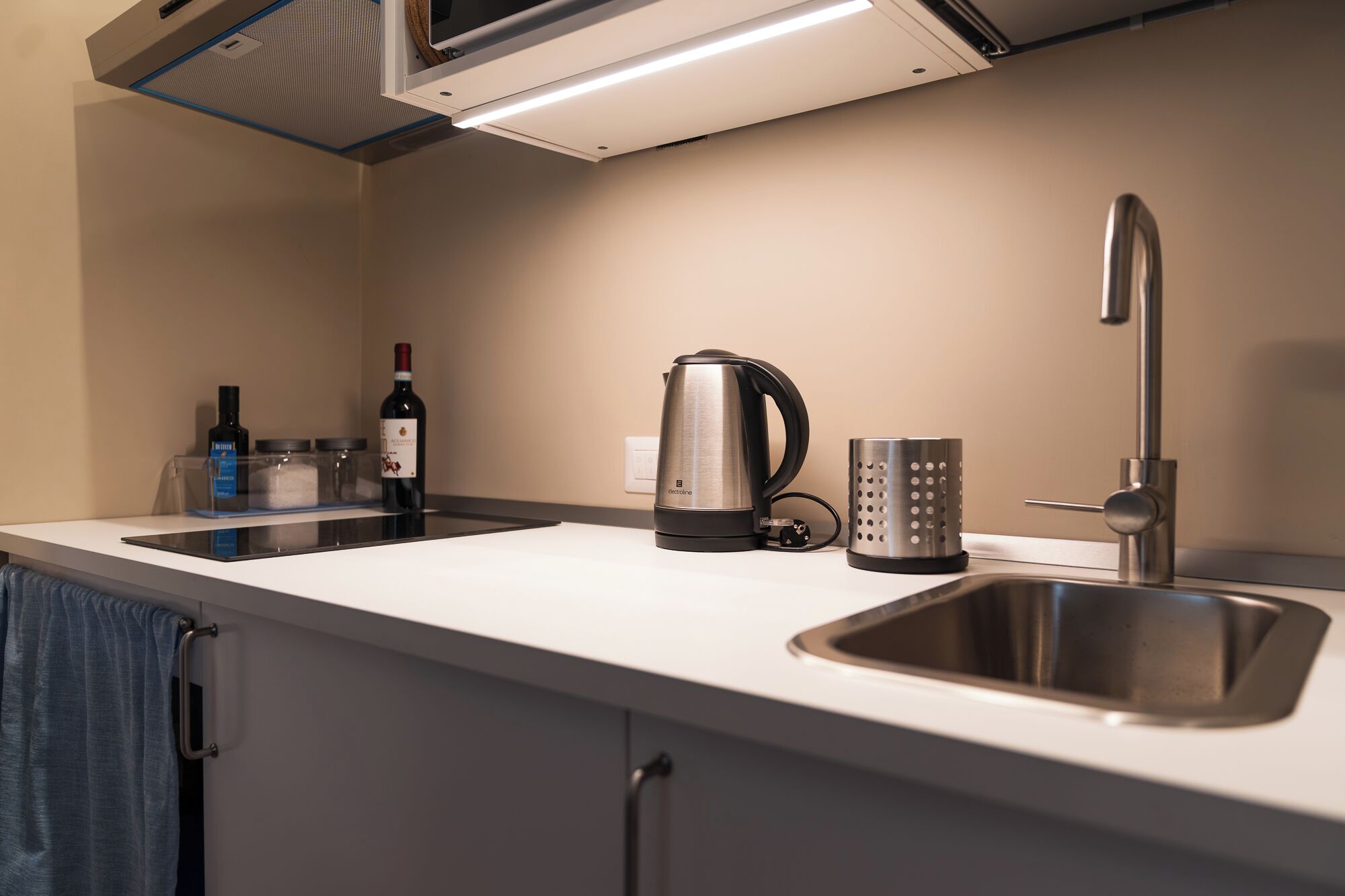Wasserkocher mit Kaffee-/Teezubehör, Kühlschrank, Toaster