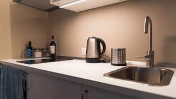 Wasserkocher mit Kaffee-/Teezubehör, Kühlschrank, Toaster