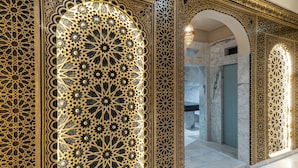 Un interior ornamentado con intrincados patrones geométricos y un suelo de mármol.
