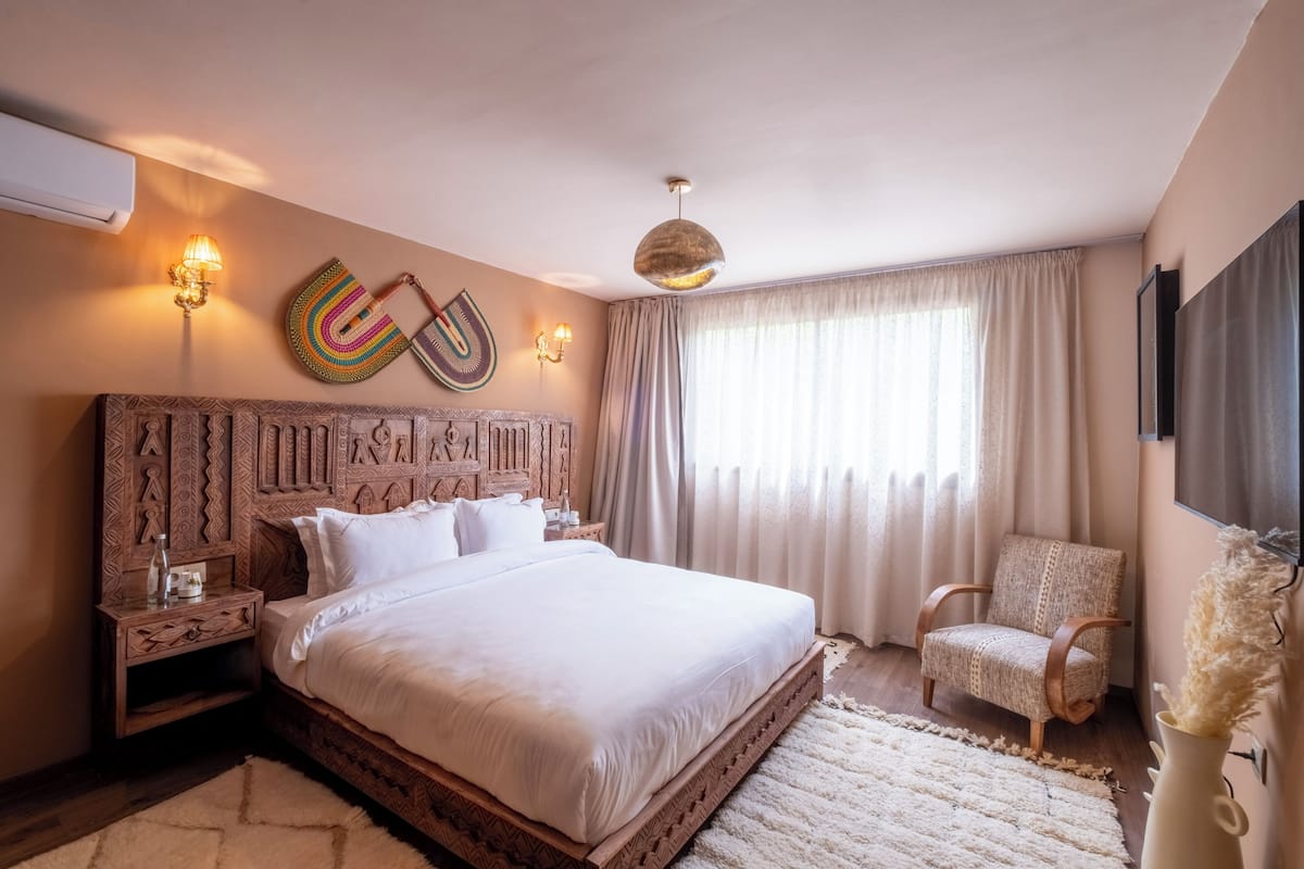Classic Double or Twin Room, Mountain View | Minibar, in-room safe, blackout curtains, free WiFi