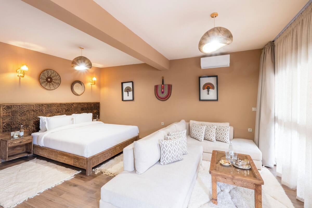Deluxe Suite | Minibar, in-room safe, blackout curtains, free WiFi