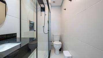 Family Twin Room, Lanai, Courtyard View | Bathroom | Shower, hair dryer, towels, soap