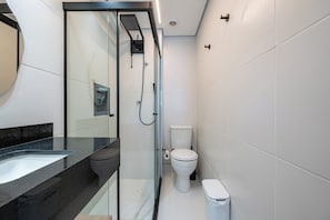 Family Twin Room, Lanai, Courtyard View | Bathroom | Shower, hair dryer, towels, soap - Estadia SP Butantã (São Paulo)