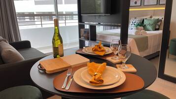 Family Twin Room, Lanai, Courtyard View | Laptop workspace, free WiFi