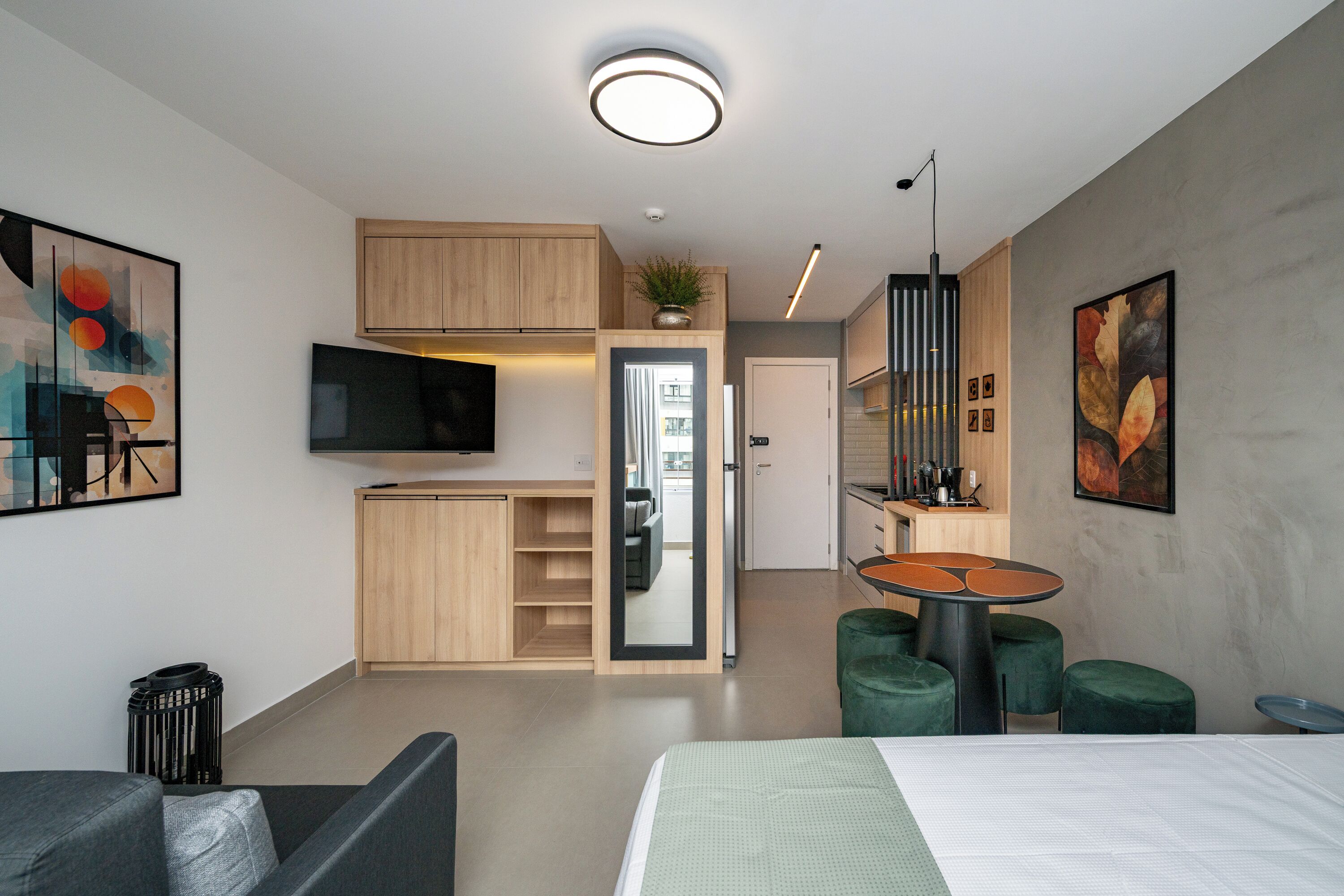 Superior Studio Suite | Laptop workspace, free WiFi