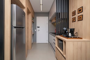 Superior Studio Suite | Private kitchen | Full-sized fridge, microwave, stovetop, cookware/dishes/utensils - Estadia SP Butantã (São Paulo)