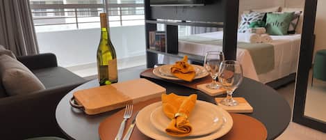 Khu vực ăn uống tại phòng