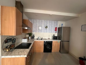 Fridge, microwave, oven - Apartment Sleeps 6 With Air Conditioning (Manchester)