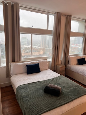 2 bedrooms, free WiFi - Apartment Sleeps 6 With Air Conditioning (Manchester)