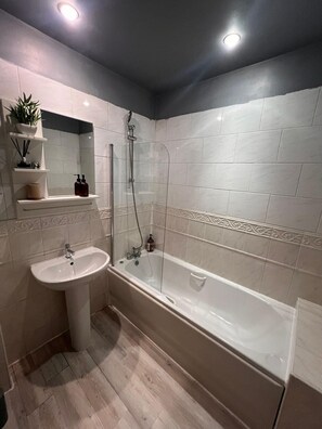 Shower - Apartment Sleeps 6 With Air Conditioning (Manchester)