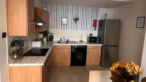 Unclassified image, 3 of 15, button - Apartment Sleeps 6 With Air Conditioning (Manchester)