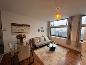 Living area - Apartment Sleeps 6 With Air Conditioning (Manchester)