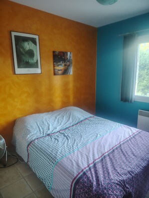 Tabla de planchar con plancha, wifi y ropa de cama 