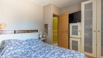 Iron/ironing board, WiFi, bed sheets