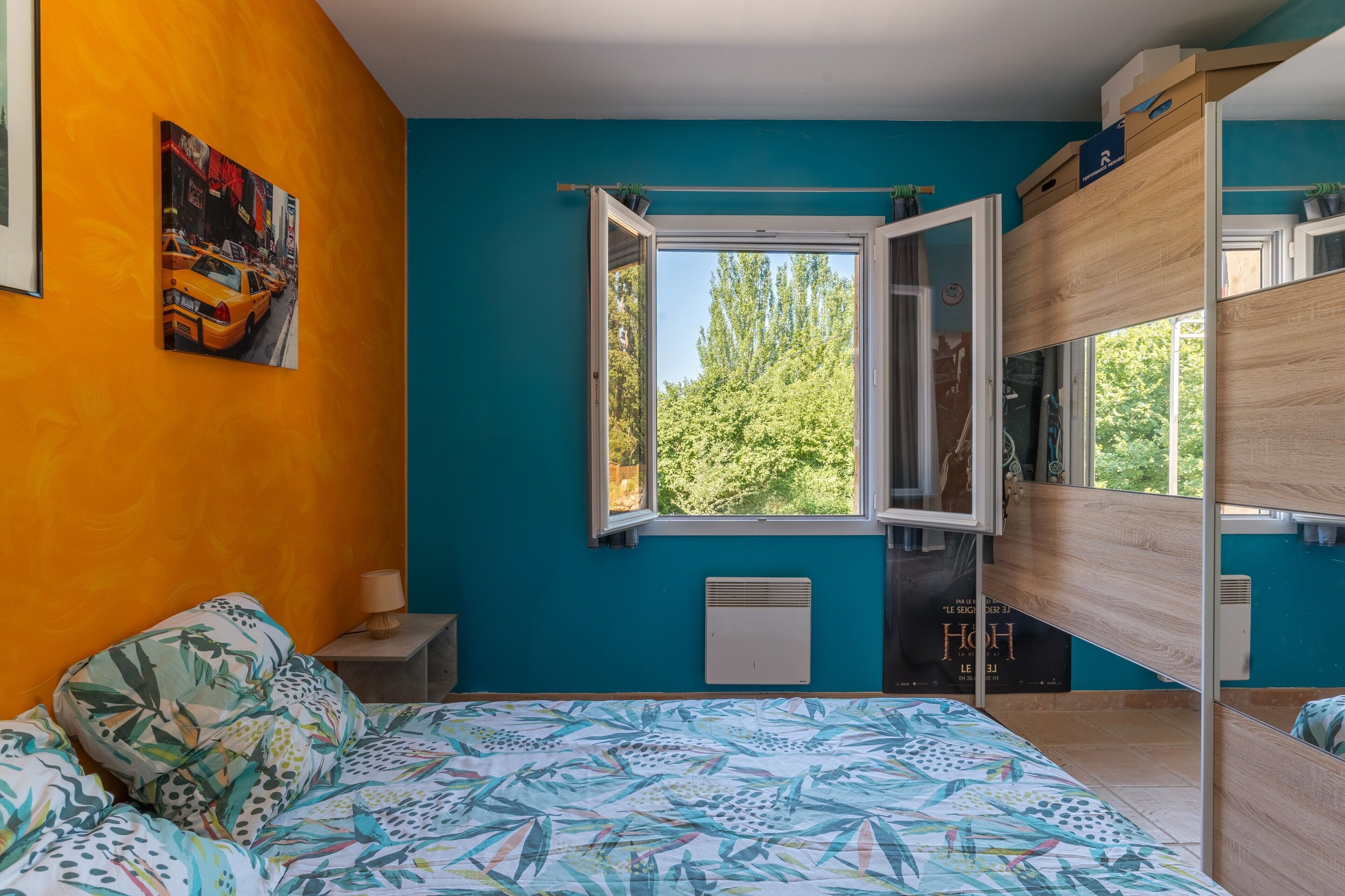 Iron/ironing board, WiFi, bed sheets