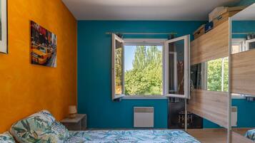 Iron/ironing board, WiFi, bed sheets