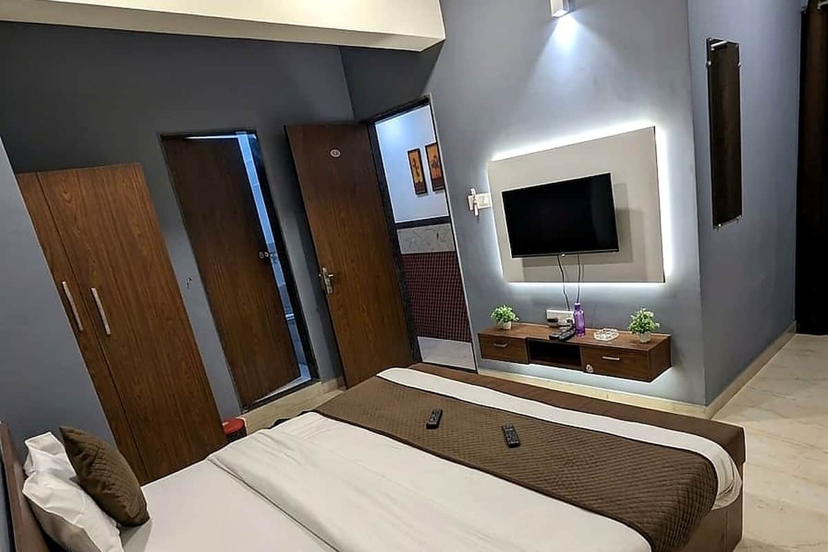 Family Double Room | Desk, free WiFi