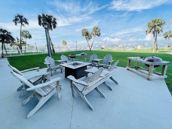 Outdoor dining - Sabine 1E Couples Getaway Freshly Remodeled- Brand New Everything! (Pensacola Beach)