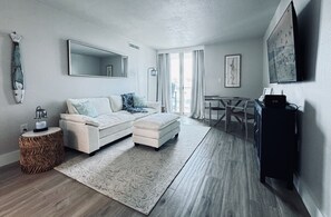 Smart TV - Sabine 1E Couples Getaway Freshly Remodeled- Brand New Everything! (Pensacola Beach)